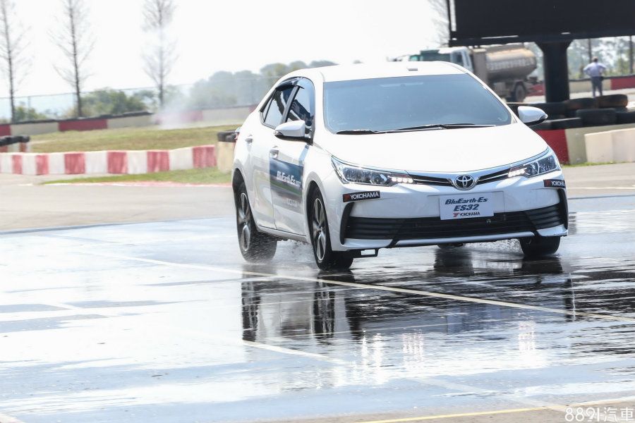 (裝著BluEarth ES32)濕地煞停速度是70km/h,坦白說速度不快,難以用身體感受不同輪胎的差異處,因此台灣橫濱輪胎是以車涯P Gear作為輔助,藉由GPS訊號抓取煞停距離。