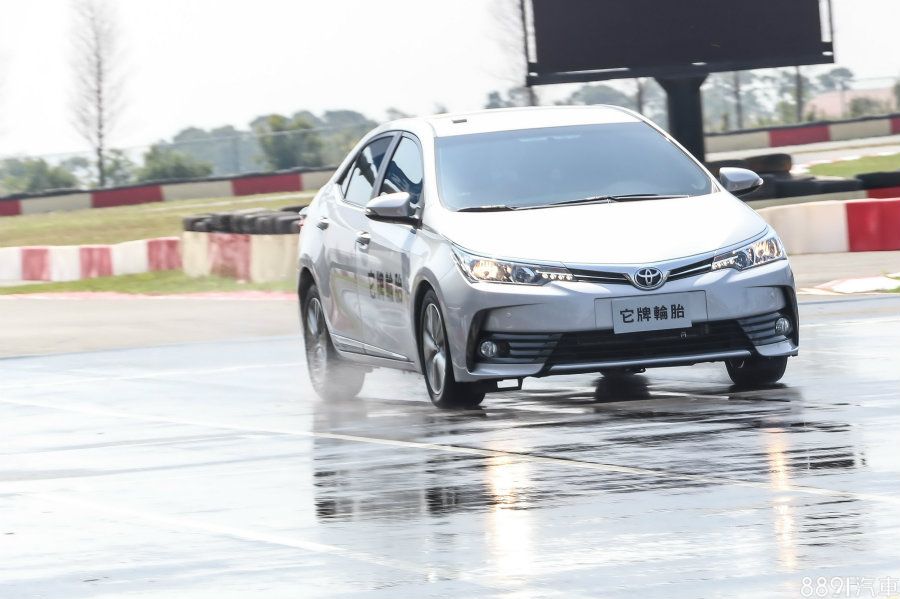 (裝著Nextry)由於每個人駕駛方式不同,車輛狀態也難保證從一而終,同時也為展現最客觀的數據,台灣橫濱輪胎紀錄全場每一位媒體的測試紀錄再計算平均值,BluEarth ES32濕地70km/h~0煞停平均值最差的也有1.5公尺的領先,這部分表現相當出色。