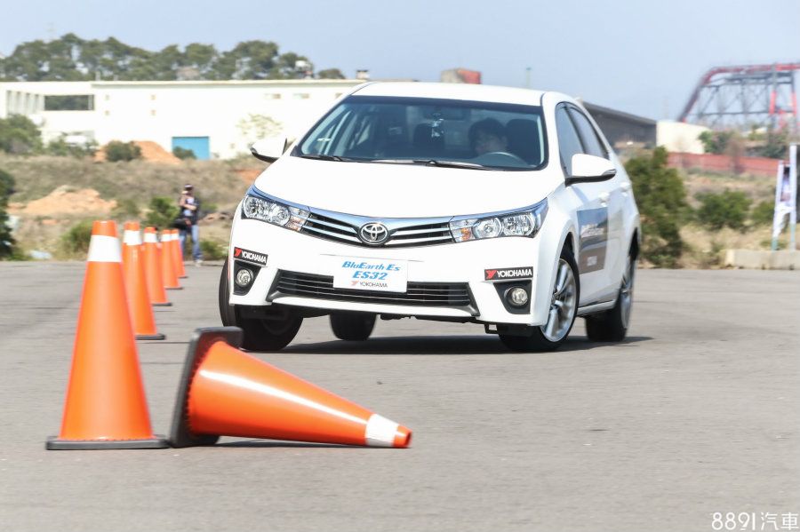 (裝著BluEarth ES32)繞錐部分,由於場地狹小、椎筒陣仗偏短、體驗次數少,坦白說我們沒有深刻的感受評論,不過觀察輪胎磨耗狀況倒是可以看出一些端倪。