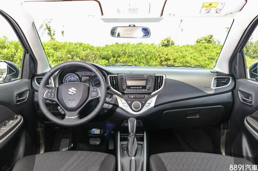  雖然Baleno中控台線條簡單，但空調處的線條與車頭主輪廓有幾分呼應，帶有一分巧思，而各處塑料質感在同級裡算是有一定水準。