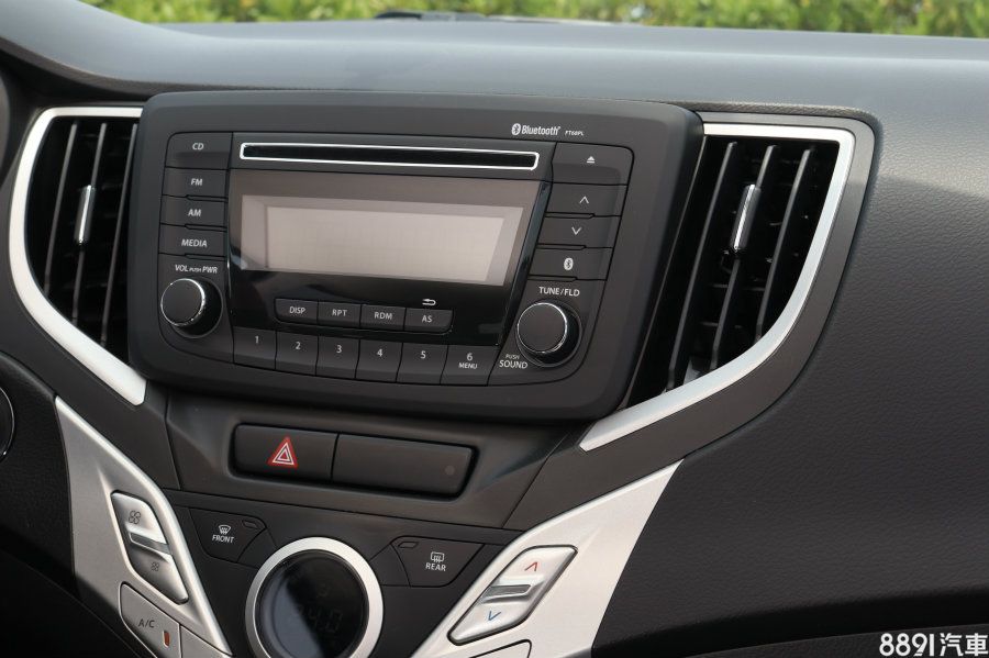 其實Baleno內裝幾乎可說是甚麼都好，但唯獨音響系統相當傳統基本，尤其對比Fabia 1.2TSI具備Smart Link的6.5吋觸控螢幕，讓Baleno落於下風不少。