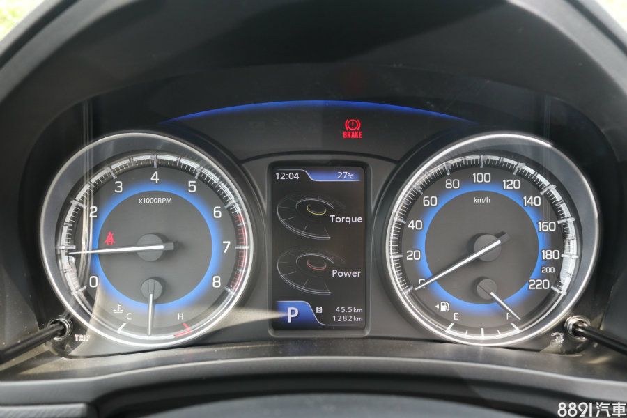 儀錶款式雖一般，但可以感受到原廠盡力加入色彩豐富視覺感。