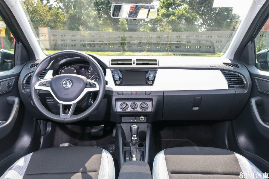 Fabia 1.2TSI藉由黑、藍、白三色相間的座椅，還有中控台上大面積白色烤漆飾板，讓內裝帶有頗高的視覺活潑感。