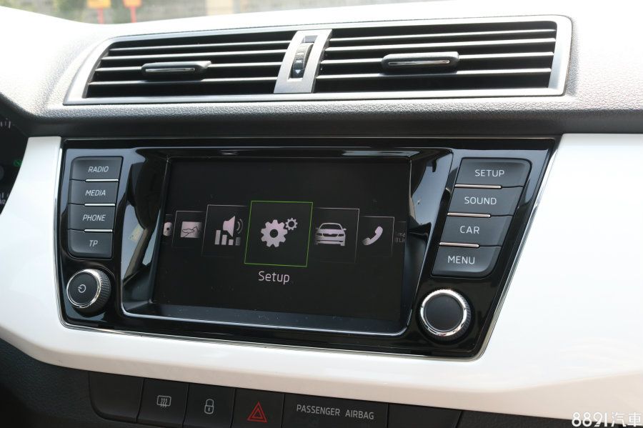 6.5吋觸控螢幕本身功能就已算多樣，再加上可與智慧手機連結的Smart Link功能，讓功能擴充到極高境界。