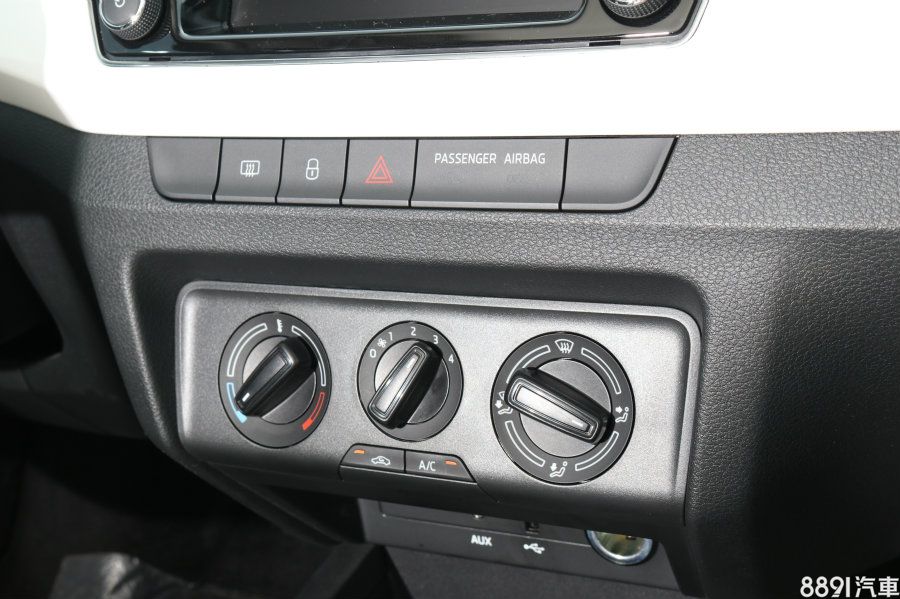 空調是否為恆溫設計，並不影響冷房效果，但操作感與視覺呈現上，難免就顯得較為簡易。