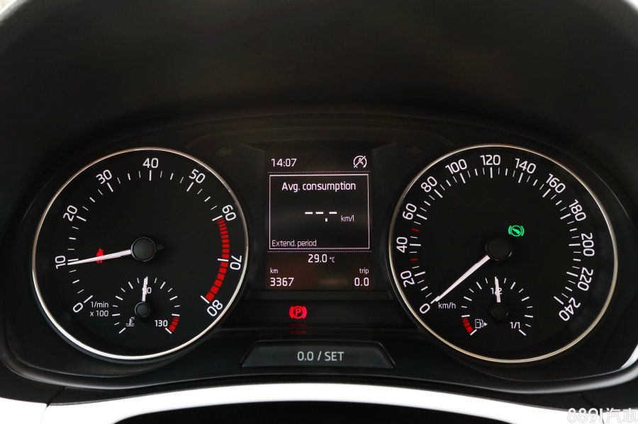 Fabia儀錶色調比Baleno簡潔，但中央顯示幕資訊同樣頗為豐富，甚至還有機油溫度，不過同樣未擁有中文顯示。