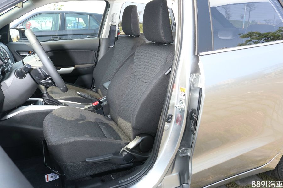 座椅剪裁中規中矩，坐姿屬於略高的設定，個人覺得腰部兩側支撐可以再更緊緻些許。