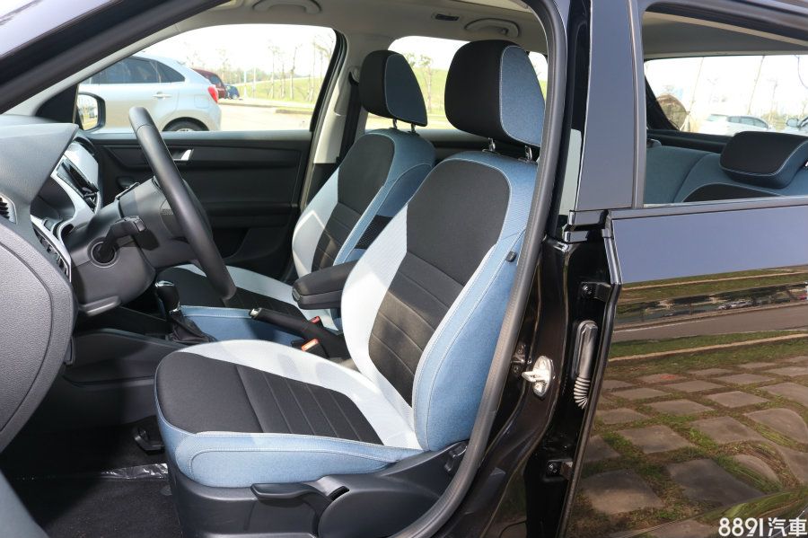 座椅色彩讓內裝變得活潑，而與身體最常接觸處仍為深色調，因此清潔問題也不會太過麻煩，同時我們認為前座在支撐性上，略為優於Baleno。