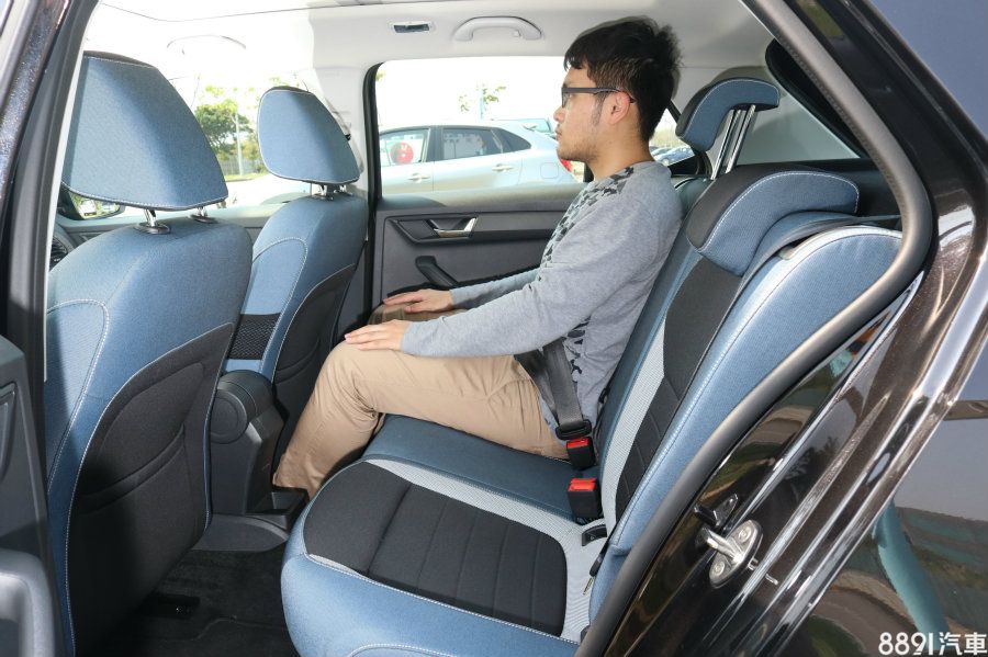 可以清楚看出後座膝部空間明顯小於Baleno，而需要說明的是，2017年式的1.2TSI加入後座第三頭枕，而試駕的是2016年式所以未具備。