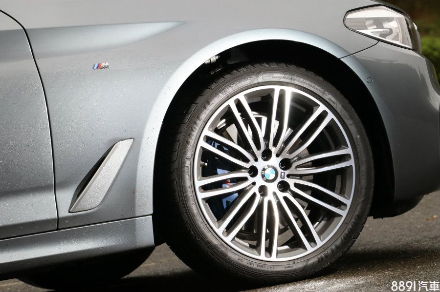 失壓續跑胎為目前BMW多數車型的標配項目,雖然更堅硬的胎壁會對路感造成一些影響,但在胎壓不足的情況下,能以80km/h的時速,持續行駛數十公里不等的距離,也是增加安全性的一環。
