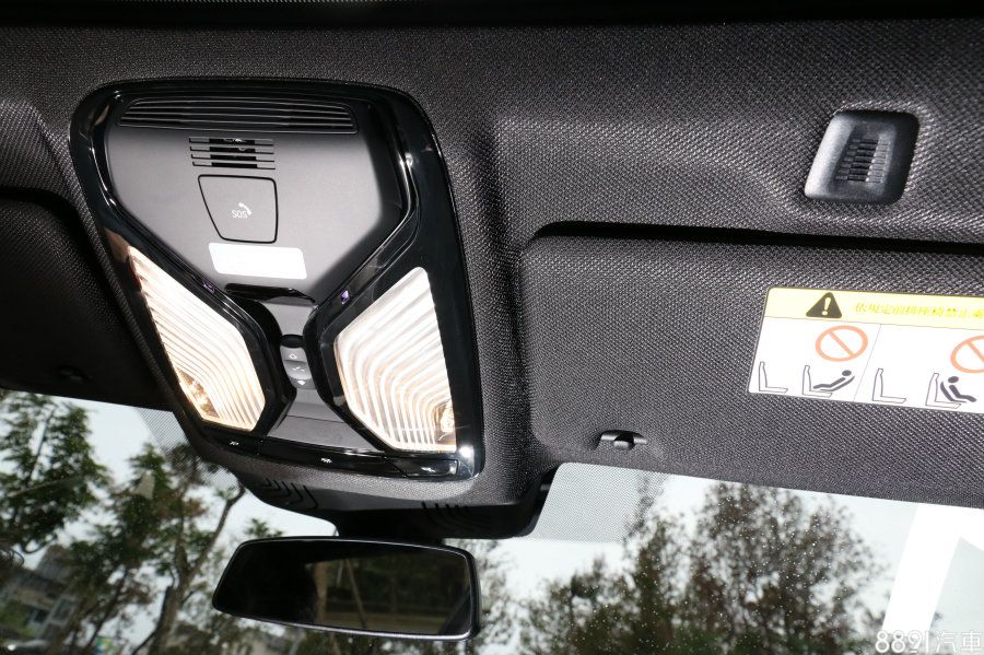 緊急求助服務在車輛發生事故，氣囊或安全帶束緊功能啟動時，將透過車輛內建的SIM卡自動發出緊急求助電話，以得到進一步協助，也能自行按下車頂閱讀燈附近的SOS鍵，也是目前BMW全車系標配。