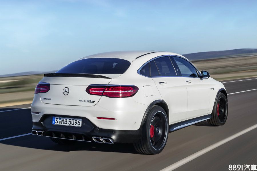 AMG GLC 63 S 4MATIC+ Coupe在前下擾流、側裙及、後下分流器及尾管處均以鍍鉻飾條點綴，增添質感，尾門上緣的小型擾流翼雖與GLC 43 4MATIC Coupe相同，但施以與車身異色塗裝，則又多了幾分競技化的視覺效果。