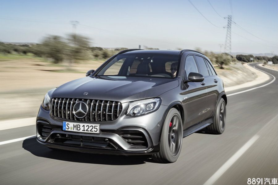 原廠並提供AMG Night package及AMG碳纖維套件可選，前者在前下擾流、側裙、車外後視鏡蓋、窗沿等處加入黑色鋼琴烤漆塗裝，後者則於外觀多處以碳纖維材質營造出更濃厚的性能味，亦可選配AMG性能排氣系統、AMG運動化排氣系統、20或21吋雙色鍛造鋁圈。
