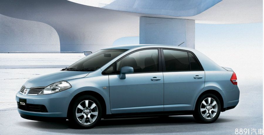 第一代Tiida在2006年國產化，那時同步提供五門掀背、四門房車版本，但四門車型僅出現在首代，之後在全球消失匿跡，不過台灣至今仍持續販售，鎖定50萬級距的入門買家。