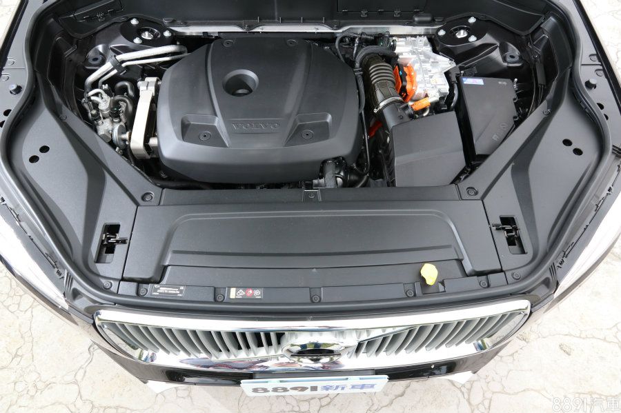 XC90 T8以一具2.0升L4雙增壓引擎(320hp/40.8kgm)加上電動馬達(87hp/、24.5kgm)組合而成,綜效輸出達到407hp/65.3kgm,帳面數據亮眼。