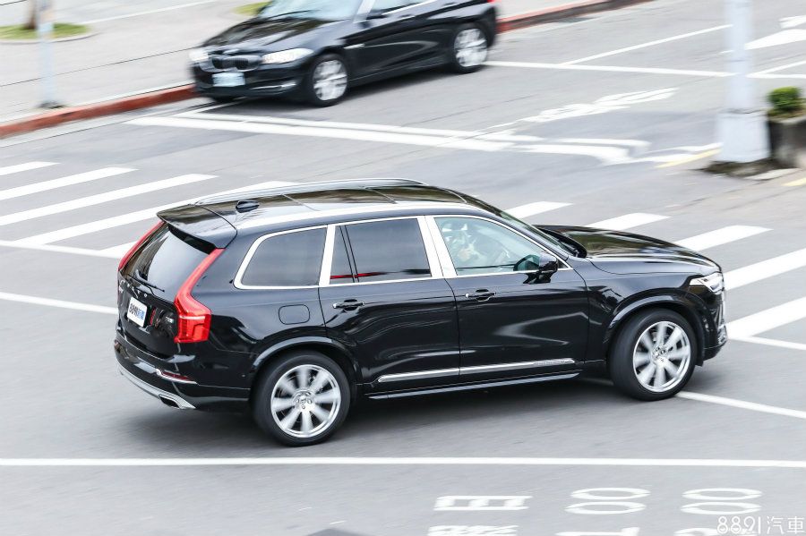 這一代XC90在動態表現上其實是備受好評,我們試遍了D4、D5、T6、T8也都是這樣感覺,但換成車重比T6增加近400kg的T8 Excellence,碎震處理的感受就變得不太一樣,或者是說,500萬級距的層峰需求勢必更為嚴苛。