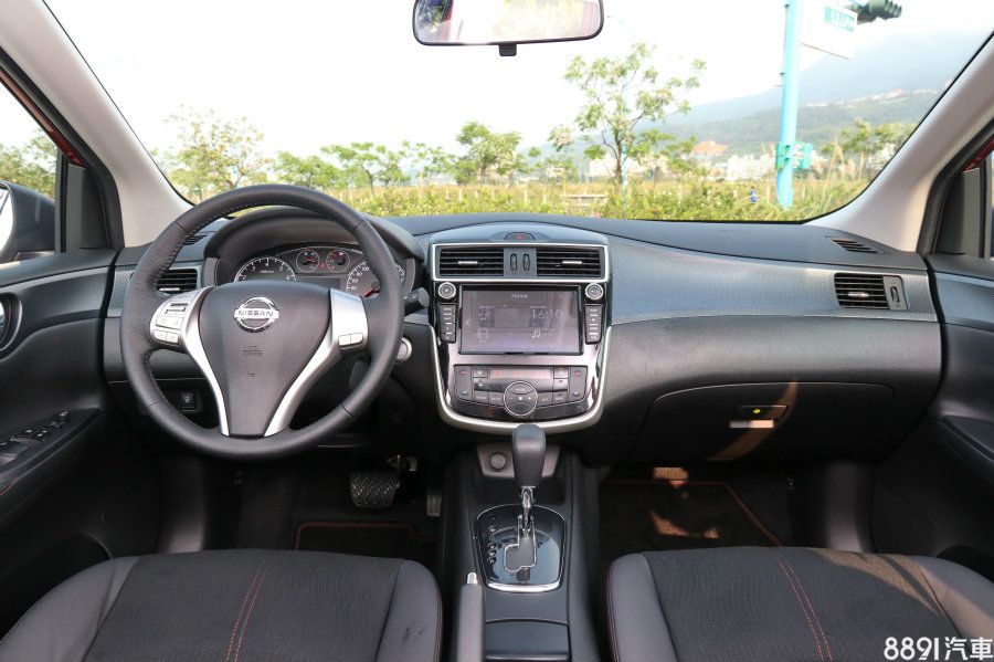 （圖為Turbo版本）豪華版以上車型標配多功能方向盤，不過圖中的Tubro版則與改款前相同，缺少定速巡航功能，反而在自然進氣版的旗艦型才有標配，在最頂規的Turbo版缺少此項實用配備，讓人感到不解與可惜；另外在中控台飾板，Turbo版為菱格紋設計，有幾分碳纖維的感觸。