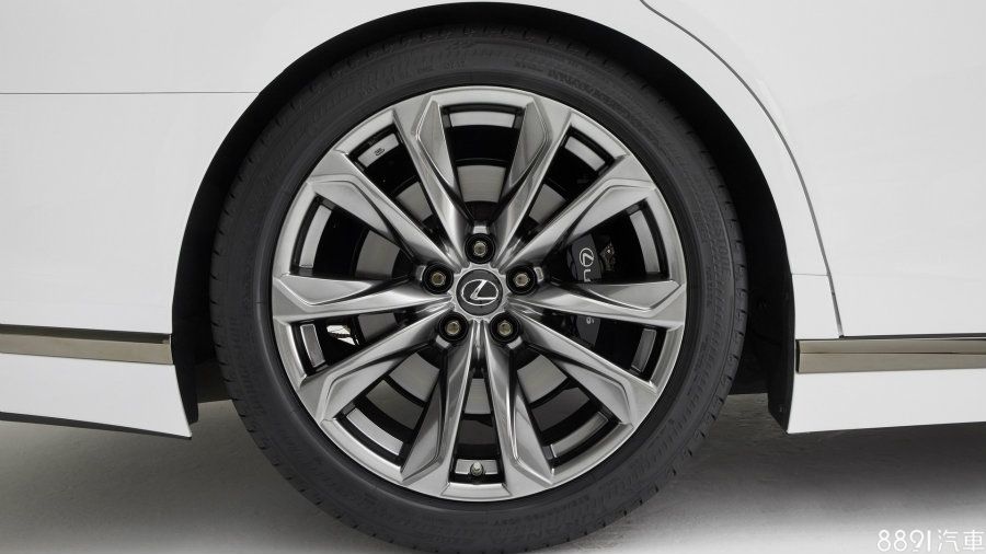 標配20吋鋁圈,配胎尺寸為前245/45R20、後275/40R20,及前六、後四活塞卡鉗。