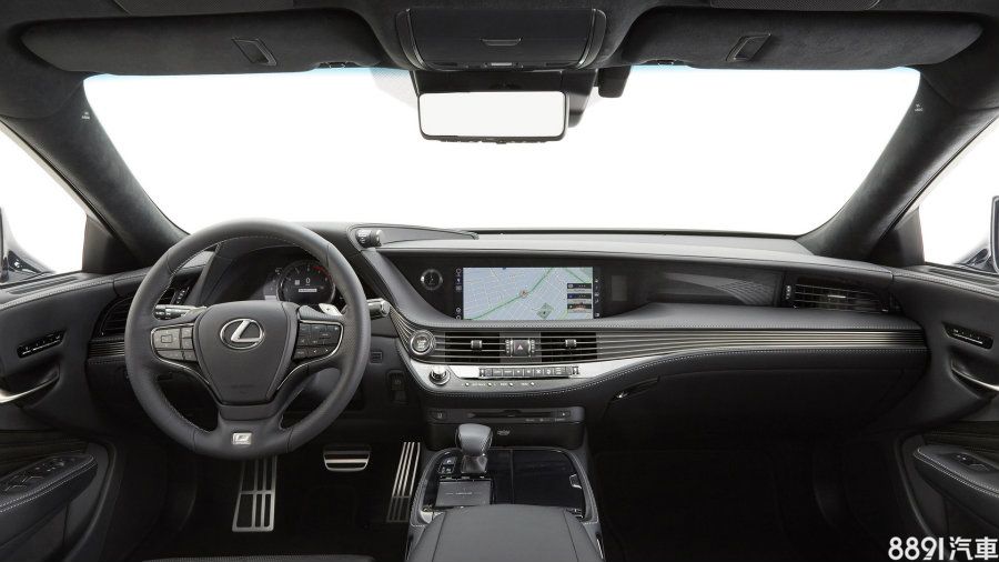 車室除了以大量真皮包覆,加入鍍金鋁合金材質增添質感,配置專屬F Sport三輻式方向盤、數位動態儀表、金屬踏板、Dimple處理的排檔桿頭及跑車化座椅,營造出能呼應外觀的動感氛圍。