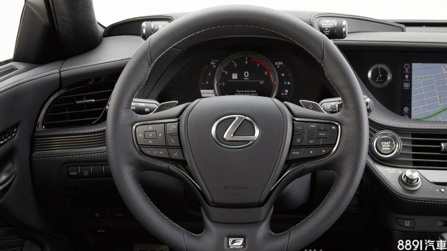 三輻式方向盤以真皮包覆,並有透氣孔設計,下方的F Sport專屬銘牌更可讓人一眼辨識其身分。