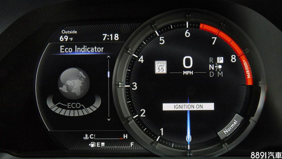 配置專屬的單環式數位動態儀錶,兼具質感與科技感,會依照不同駕駛模式,擁有不同的顯示方式,並可藉由方向盤上的按鍵設置,在儀表左側出現如油耗、G值顯示等功能。