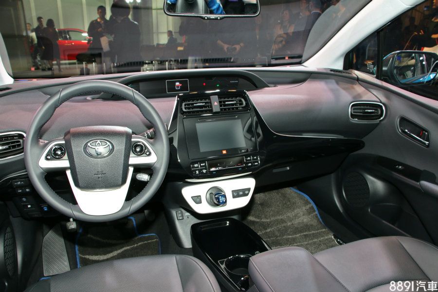 國內導入的Prius PHV為單一規格設定，中控台設計與一般Prius相同，不似海外提供大型11.6吋中控螢幕的高階版本，科技感與獨特性著實低了一些，不過音響主機仍具備導航、DVD功能，也有JBL十具揚聲器。