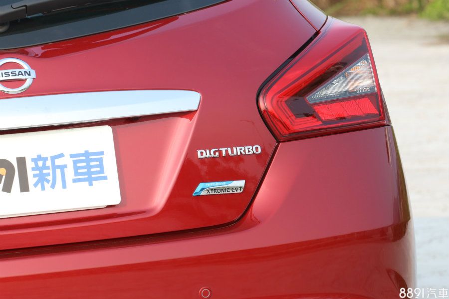 後方造型採同樣設計，不過Turbo版則在尾燈下方增加專屬名牌，以彰顯其特殊身分。