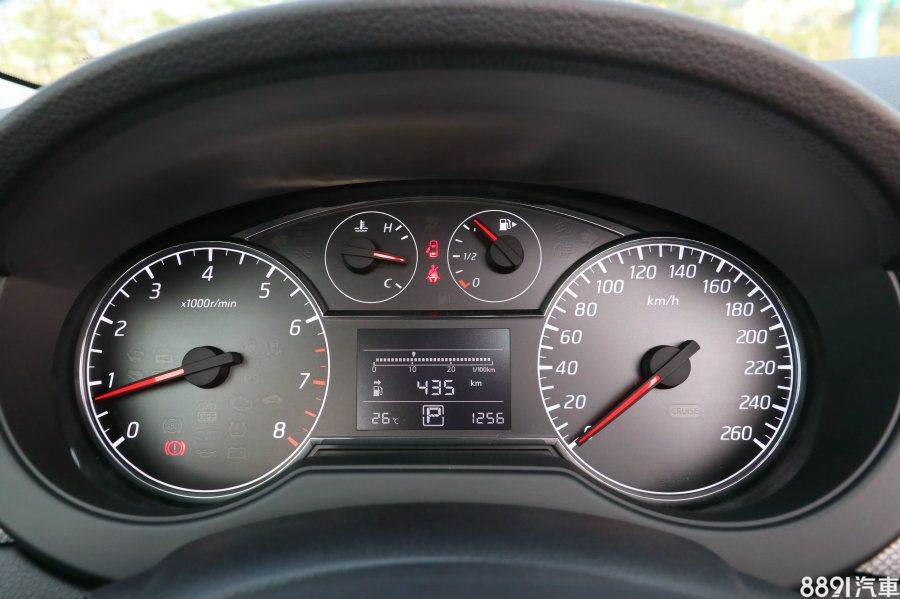 四環式儀錶板的設計樣式並無更動，旅程電腦透過按鍵的操作能顯示油耗與旅程等訊息。