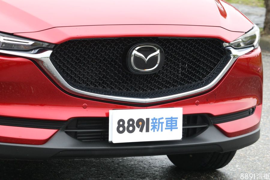 水箱護罩面積不但較前代放大且拉寬，新車也以周圍立體的鈑件銳化其輪廓，下方採用「魂動之翼」為形象的鍍鉻飾條增添質感，也由於位置降低、加上A柱後移，予人一種「蓄勢待發」的視覺效果。