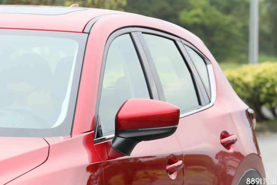 CX-5全車系標配電摺後視鏡，並有方便的上鎖自動收摺功能。