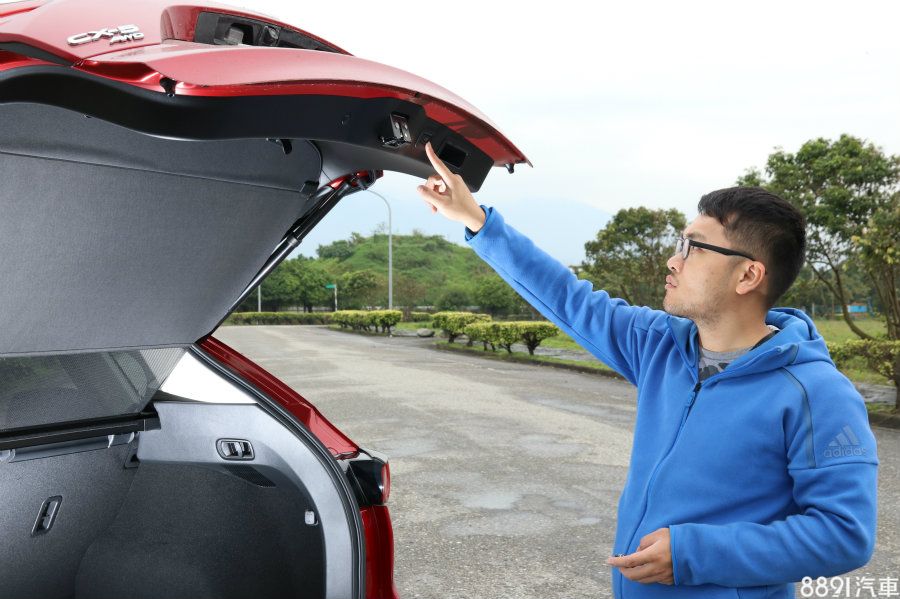 對於一台SUV來說，電動尾門是頗方便的配備，在新一代CX-5車系中，此配置為頂規的旗艦車型獨有。順帶一提，在車子熄火時，電動尾門可用手動或感應鑰匙開啟，但若在發動狀態，需入P檔且拉起電子手剎車，才能手動開啟。