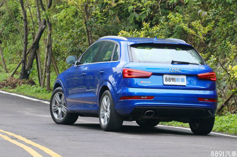 試車前，我們先來談談RS系列。在Audi quattro GmbH的營業項目中，打造賽車與製造市售車是雙管齊下的，不過，除非你是專業賽車隊，否則只能以觀眾的角度欣賞Audi quattro GmbH賽車，但是你可以購買Audi quattro GmbH市售車，只要經費不缺。