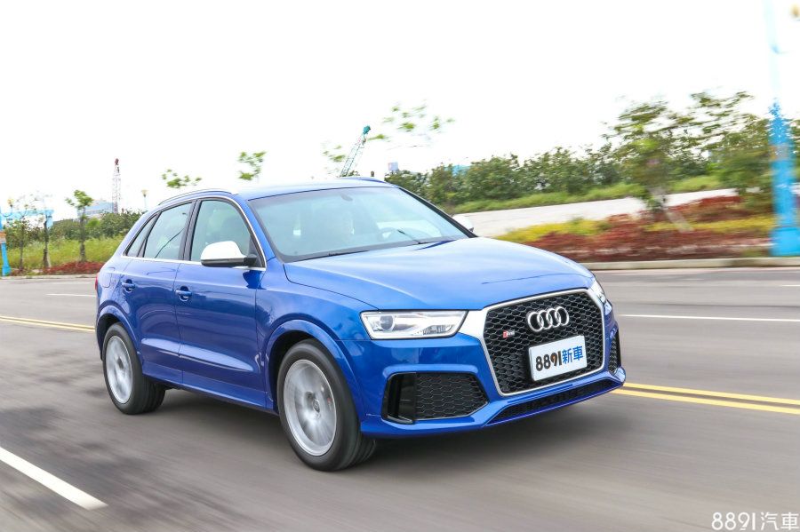 Audi quattro GmbH為RS Q3導入一整套強化底盤 包含一套精心調校的避震器 彈簧磅數與減震桶阻尼明顯更強韌、紮實,車身高度也比Q3降低20mm,滾動重心降低,操控更沉著,而且我們強烈認為RS Q3特地強化高速,操控手感有些重手,與一般Q3很不一樣。