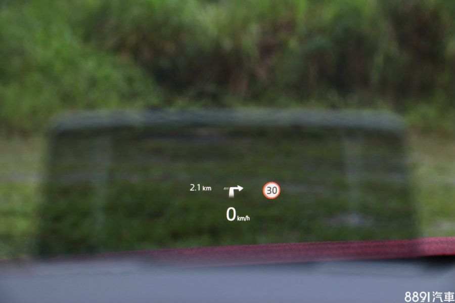在抬頭顯示器中，出了基本的車速，也結合導航方向與距離，車速警告也可設定，BSM盲點偵測與LAS/LDWS等，都一併結合在其中，行駛當中需要判別的資訊幾乎都能透過這塊螢幕參考。
