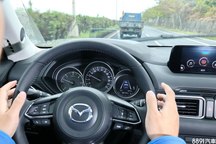 當同時開啟MRCC雷達巡航系統、LAS/LDWS車道偏移防止/警示功能之後，理論上就能達成最基礎的自動駕駛條件，不過放開雙手行駛只是為了取景之所需，系統能判斷駕駛故意放雙手駕駛而提出警示，甚至是解除系統，MRCC與LAS/LDWS的組合搭配，仍是以提升行車安全、輔助駕駛人為最大目的。