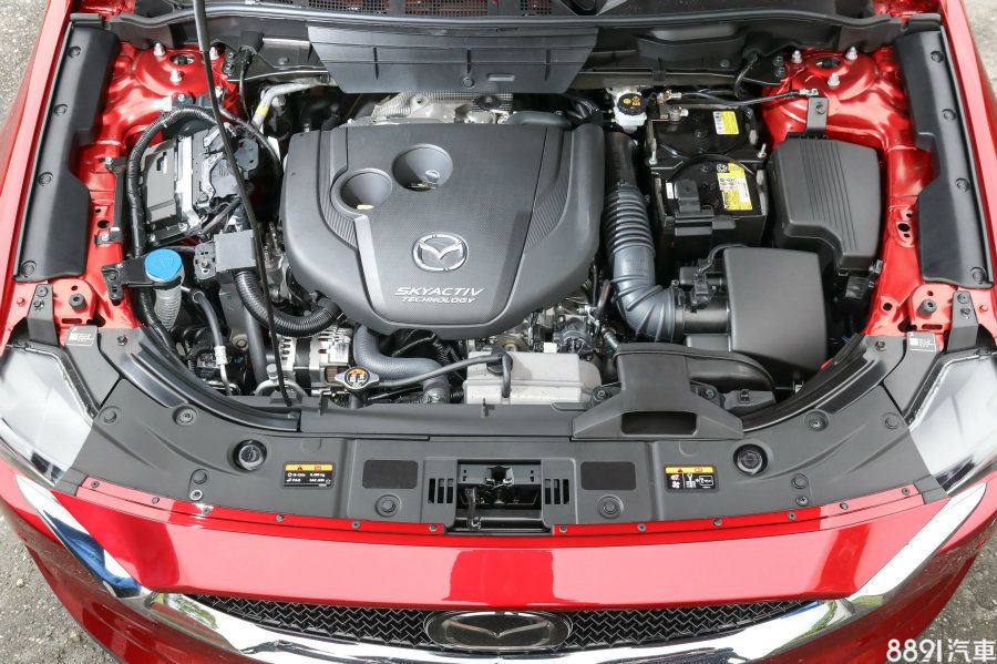 這具更新版2.2升柴油引擎,在小改款Mazda 3(台灣僅有汽油版)與小改款Mazda 6就已經搭載,輸出數據和先前同樣為175hp/42.8kgm,主要針對噪音與震動的部分予以改進。