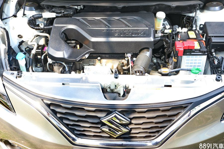 這具一公升三缸引擎擁有111hp/16.3kgm輸出,帳面數據頗為出色,至於運轉精緻度上,坦白說三缸架構仍有其先天特點不容易克服,市面上同級三缸心臟幾乎均是如此。