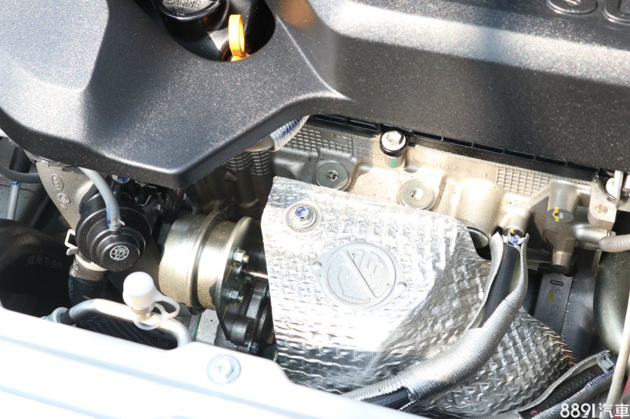 此圖可以清楚看出,與多數新世代渦輪引擎相同,已無傳統排氣歧管設計,而是與缸體整合,如此對於渦輪效率、引擎工作狀態控管都有幫助。