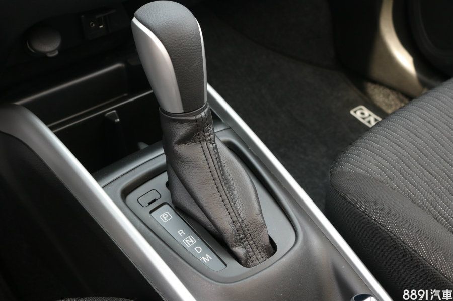 6速手自排表現就是盡忠職守,沒有讓人印象深刻處,但也絲毫無不足,其具備方向盤換檔撥片,是Fabia 1.2TSI缺少的一項便利與操作感兼具的配備。