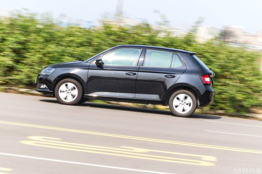 Fabia 1.2TSI實測0~100km/h最佳值為9.92秒,0~400m則是17.31秒@134.26km/h,都比Baleno略慢些許,在動力無明顯較大、車身較重(Fabia 1.2TSI為1154kg、Baleno僅980kg)、DSG起步反應保守之下,加速差距在可接受範圍。