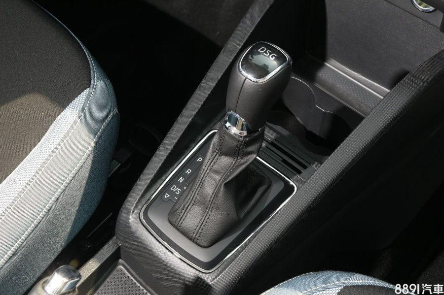 或許在有些人的印像中,雙離合器變速箱強調換檔犀利度,以創造優異的性能為最大宗旨,但其實雙離合器系統也能做到優秀平順度,當然這前提是車廠的調教能力夠水準! 在Fabia 1.2TSI身上,DSG確實展現出色的平順性,動靜之間,能提供比Baleno帶來更接近無感的換檔表現。