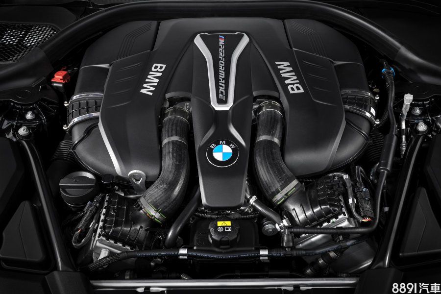 G30世代M550i搭載的4.4升V8雙渦輪增壓引擎,經過原廠重新校,最大馬力較前代提升55hp,來到462hp/5500rpm,而最大扭力66.3kgm更可在1800rpm之低轉速便能湧現。