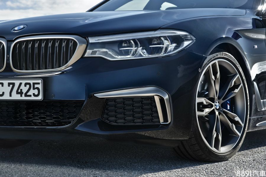 M550i搭載20吋M款鋁圈,造型更加俐落動感,配胎尺寸為前245/35R20、後275/30R20,標配M款剎車套件與M款主動式懸吊系統,可將底盤高度調低10mm,電子控制避震器亦會因路況不同自動調整。