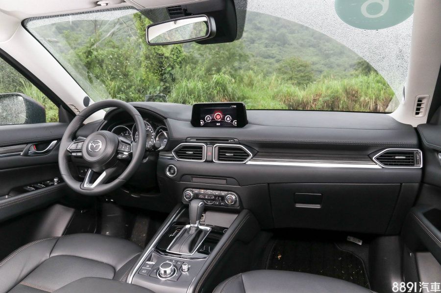 新一代CX-5中控台運用更多水平線條的設計,加上7吋資訊幕位置更高,並從上一代的內嵌改為獨立配置,視覺感會更寬廣一些。