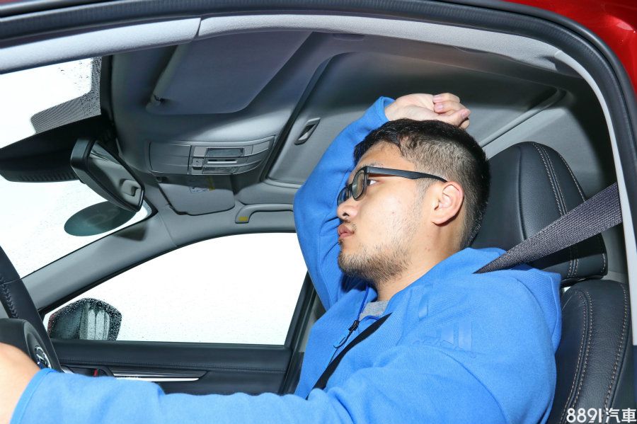車室的高度表現,是SUV的特點之一,正常坐姿的情況下,CX-5前座的頭部空間充足,而雖然原廠表示這次改款將A柱後移35mm,但實際上沒有感到過多的壓迫。