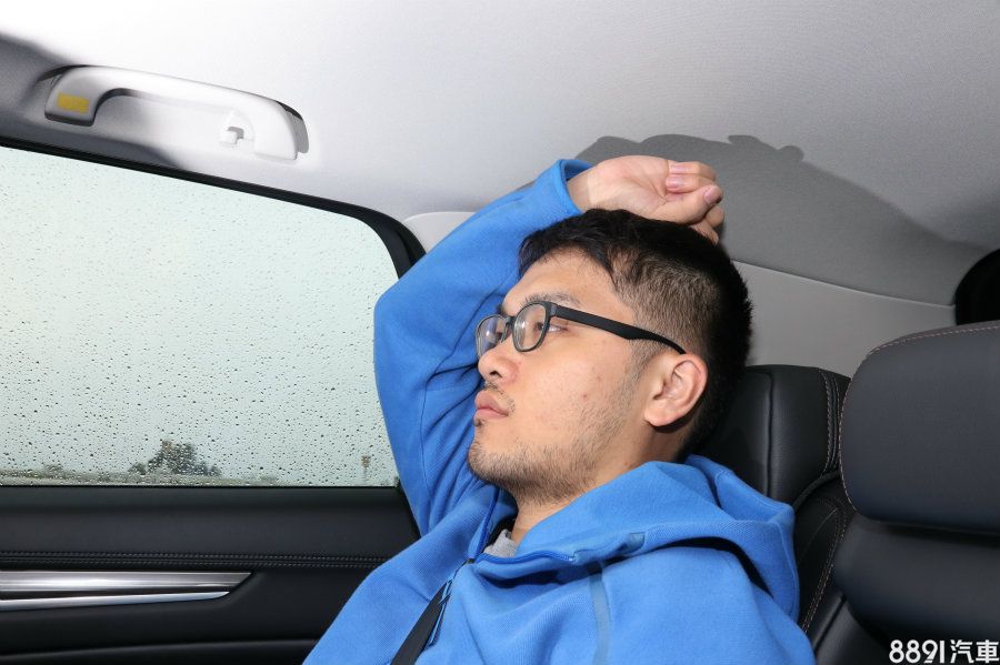在後座乘客上方的車頂有內凹設計,因此有良好的頭部分空間表現。