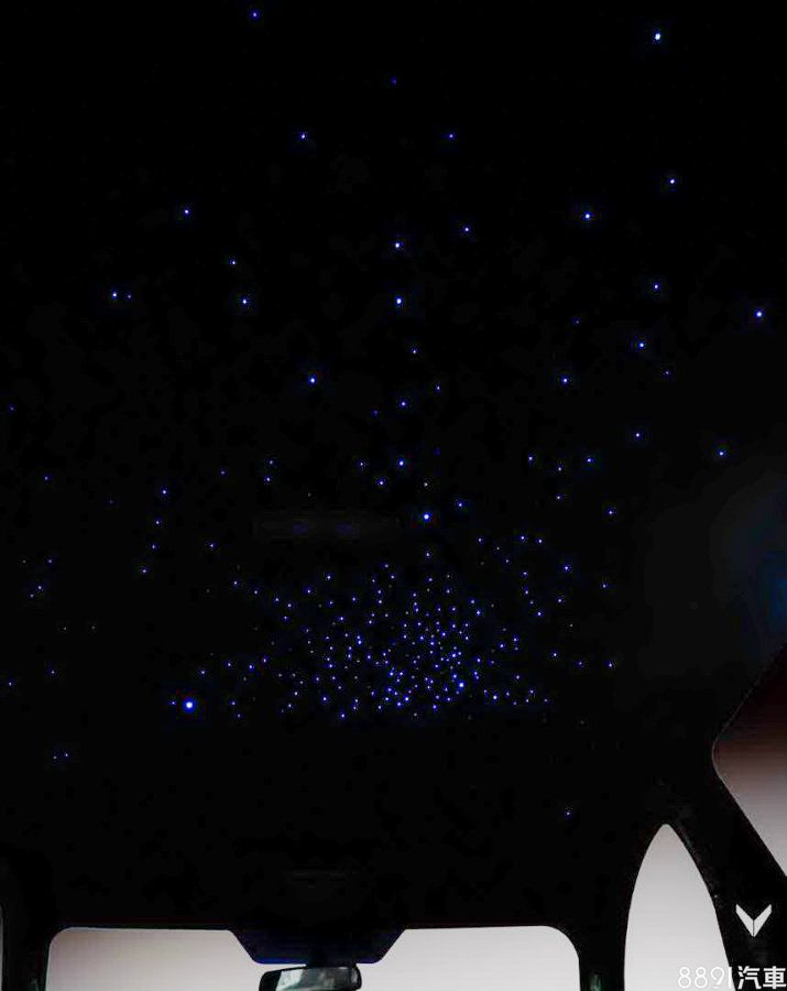 Vilner使用光導纖維技術，搭配Alcantara材質打造的「星空車頂篷」，帶出浪漫的車室氛圍。