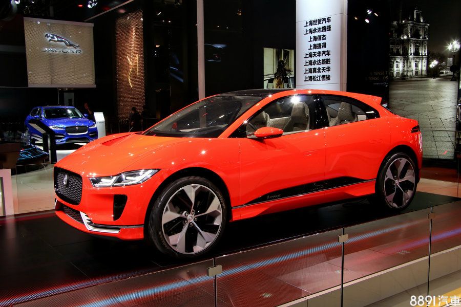 Jaguar I-PACE的側面輪廓看起來並不像傳統SUV,較低的車身高度使其看起來頗有「跨界」的韻味。