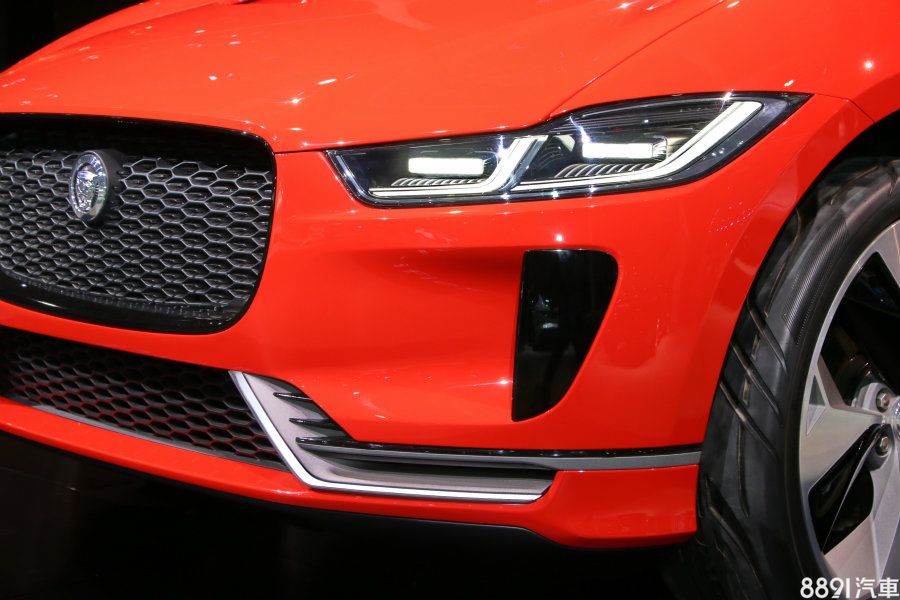 Jaguar I-PACE的前大燈依然沿用了「飛鏢」樣式的造型,燈組內部採用了LED光源,夜間辨識度非常高。