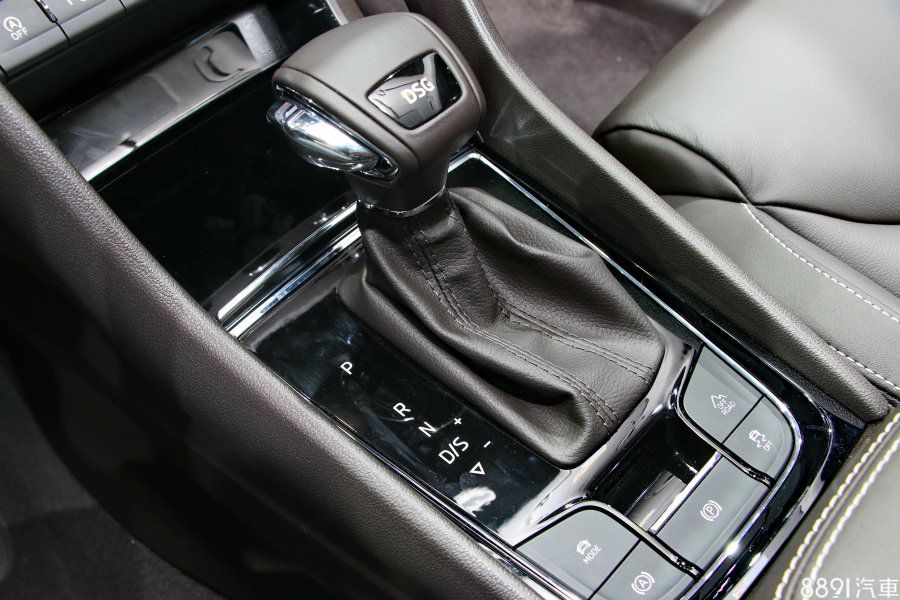 全車系均採用七速DSG變速箱,而四驅系統則只出現在最高階TSI380車型,在排檔座右下方可見到Off Road模式。
